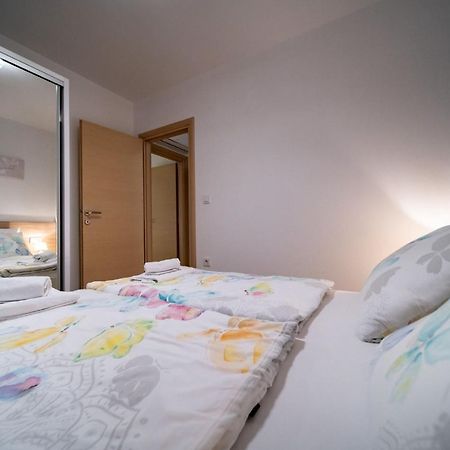 Apartments Arbis Lopar Eksteriør billede